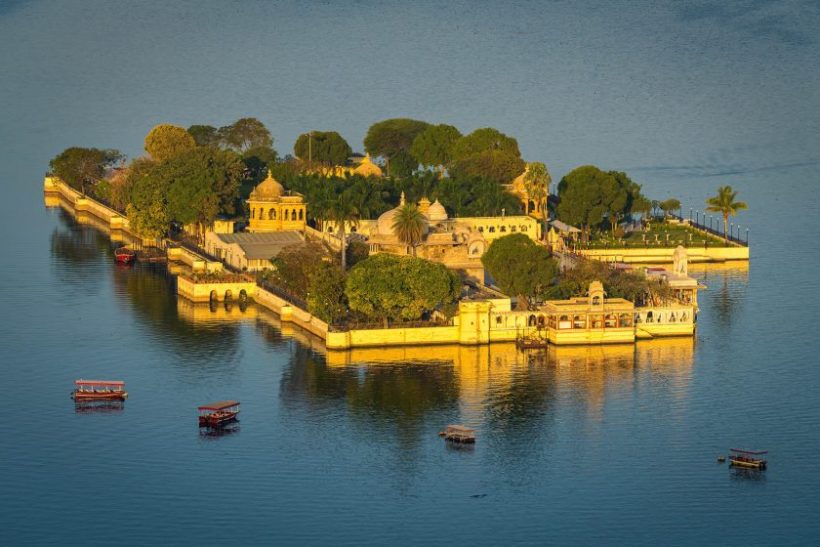 Jag-Mandir-lake-Pichola-Udaipur-india-shutterstock_1037132233-840×560